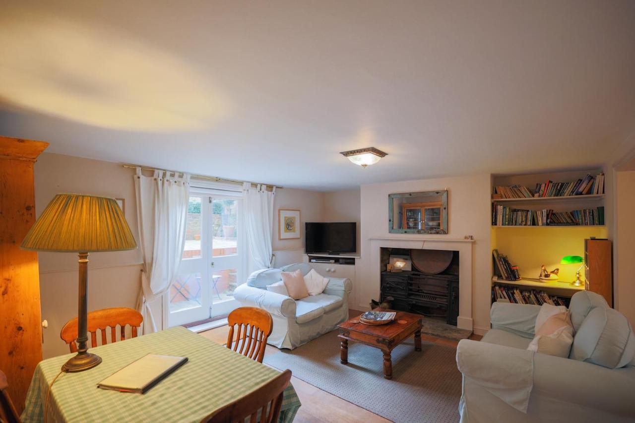 Bed and Breakfast The Waltons Dorking Exterior foto